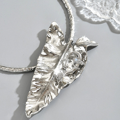Exaggerated Zinc Alloy Crystal Rhinestone with Plastic Pearl Leaf Choker Necklaces for Women FS-WGACF56-02-1