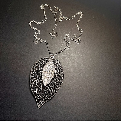 Vintage Alloy Crystal Rhinestone Hollow Leaf Pendant Necklaces for Women ET3744-1